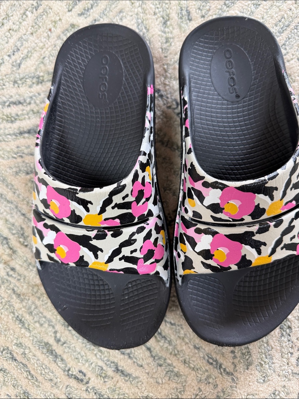 OOFOS Women’s Floral Recovery Slide Sandals - Pink/Black/Yellow